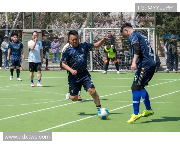 足球球星亲临试训现场展现技艺引爆全场年轻球员激情梦想 足球球星亲临试训现场展现技艺引爆全场年轻球员激情梦想